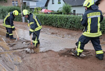 Blitzeinschlag in Lößnitz - Schlamm über Straße in Schwarzenberg - In Schwarzenberg Neuwelt kam auf der Auer Straße Schlamm und Geröll von einem Feld. Foto: Niko Mutschmann