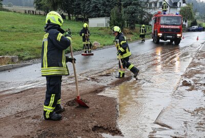 Blitzeinschlag in Lößnitz - Schlamm über Straße in Schwarzenberg - In Schwarzenberg Neuwelt kam auf der Auer Straße Schlamm und Geröll von einem Feld. Foto: Niko Mutschmann