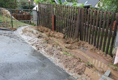 Blitzeinschlag in Lößnitz - Schlamm über Straße in Schwarzenberg - Diese verteilten sich erst auf einem Autohaus-Parkplatz, dann auf der Auer Straße und schließlich in mehreren Vorgärten. Foto: Niko Mutschmann