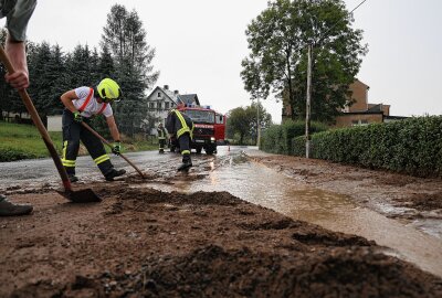 Blitzeinschlag in Lößnitz - Schlamm über Straße in Schwarzenberg - Anwohner nahmen zusammen mit den Einsatzkräften die Schaufeln in die Hand. Foto: Niko Mutschmann