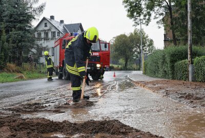 Blitzeinschlag in Lößnitz - Schlamm über Straße in Schwarzenberg - Anwohner nahmen zusammen mit den Einsatzkräften die Schaufeln in die Hand. Foto: Niko Mutschmann