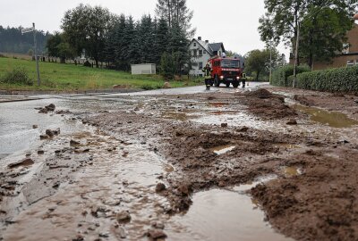 Blitzeinschlag in Lößnitz - Schlamm über Straße in Schwarzenberg - Später wurde noch ein Radlader nachgefordert. Foto: Niko Mutschmann