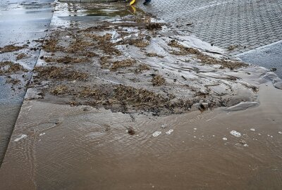 Blitzeinschlag in Lößnitz - Schlamm über Straße in Schwarzenberg - Später wurde noch ein Radlader nachgefordert. Foto: Niko Mutschmann