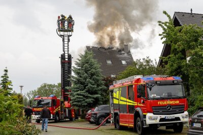 Blitzeinschlag setzt Haus in Brand. Foto: David Rötschke