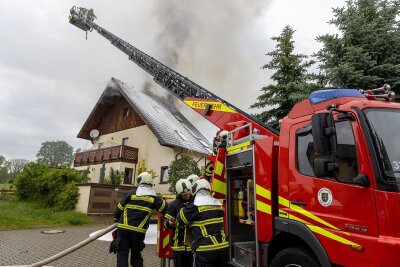 Blitzeinschlag setzt Haus in Brand. Foto: David Rötschke