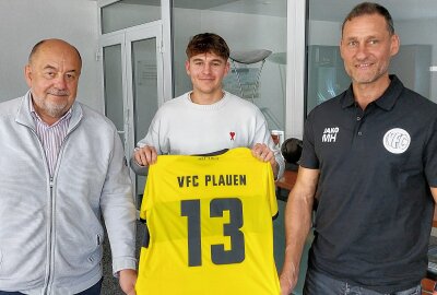 Blitztransfer: VFC Plauen holt Verstärkung vom VfL Wolfsburg - Im Bild von links: Aufsichtsratsvize Gunter Reiher, VFC-Neuzugang Melvin Berkemer und der Sportliche Leiter Michael Hiemisch. Foto: Karsten Repert