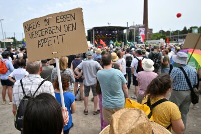 Blockaden und bunte Demo: Essen protestiert gegen die AfD - "Nazis in Essen Verderben den Appetit": Schild einer Demonstrationsteilnehmerin.