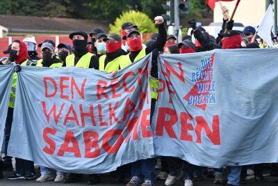 Blockaden und bunte Demo: Essen protestiert gegen die AfD - Demonstranten auf einer Zufahrtsstraße zum Gelände des AfD-Parteitags in Essen.
