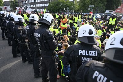 Blockaden und bunte Demo: Essen protestiert gegen die AfD - In Essen sind mehrere tausend Polizisten im Einsatz.