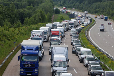 BMW war zu schnell: Schwerer Unfall auf der A4 sorgt für Rettungshubschraubereinsatz - Es bildete sich zunächst ein langer Stau.