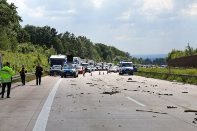 BMW war zu schnell: Schwerer Unfall auf der A4 sorgt für Rettungshubschraubereinsatz - Gegen 16.20 Uhr kam es am Mittwochnachmittag  zu einem schweren Unfall  auf der A4 in Richtung Dresden zwischen den Anschlussstellen Hohenstein-Ernstthal und Wüstenbrand.