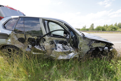 BMW war zu schnell: Schwerer Unfall auf der A4 sorgt für Rettungshubschraubereinsatz - Gegen 16.20 Uhr kam es am Mittwochnachmittag  zu einem schweren Unfall  auf der A4 in Richtung Dresden zwischen den Anschlussstellen Hohenstein-Ernstthal und Wüstenbrand.