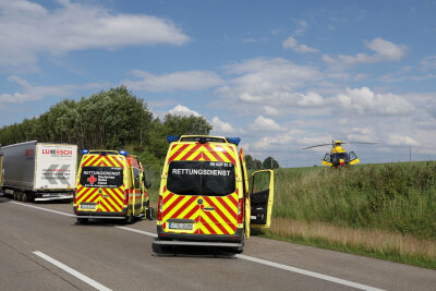 BMW war zu schnell: Schwerer Unfall auf der A4 sorgt für Rettungshubschraubereinsatz - Gegen 16.20 Uhr kam es am Mittwochnachmittag  zu einem schweren Unfall  auf der A4 in Richtung Dresden zwischen den Anschlussstellen Hohenstein-Ernstthal und Wüstenbrand. Foto: Andreas Kretschel