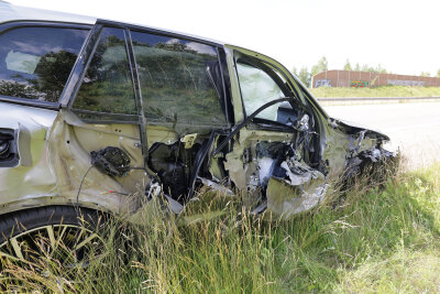 BMW war zu schnell: Schwerer Unfall auf der A4 sorgt für Rettungshubschraubereinsatz - Gegen 16.20 Uhr kam es am Mittwochnachmittag  zu einem schweren Unfall  auf der A4 in Richtung Dresden zwischen den Anschlussstellen Hohenstein-Ernstthal und Wüstenbrand. Foto: Andreas Kretschel