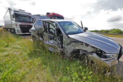 BMW war zu schnell: Schwerer Unfall auf der A4 sorgt für Rettungshubschraubereinsatz - Gegen 16.20 Uhr kam es am Mittwochnachmittag  zu einem schweren Unfall  auf der A4 in Richtung Dresden zwischen den Anschlussstellen Hohenstein-Ernstthal und Wüstenbrand. Foto: Andreas Kretschel