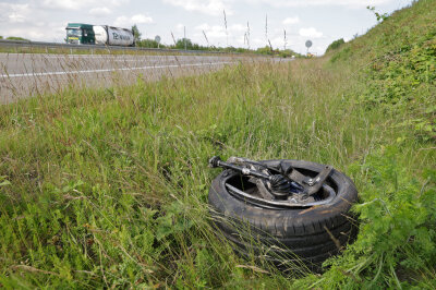 BMW war zu schnell: Schwerer Unfall auf der A4 sorgt für Rettungshubschraubereinsatz - Gegen 16.20 Uhr kam es am Mittwochnachmittag  zu einem schweren Unfall  auf der A4 in Richtung Dresden zwischen den Anschlussstellen Hohenstein-Ernstthal und Wüstenbrand. Foto: Andreas Kretschel