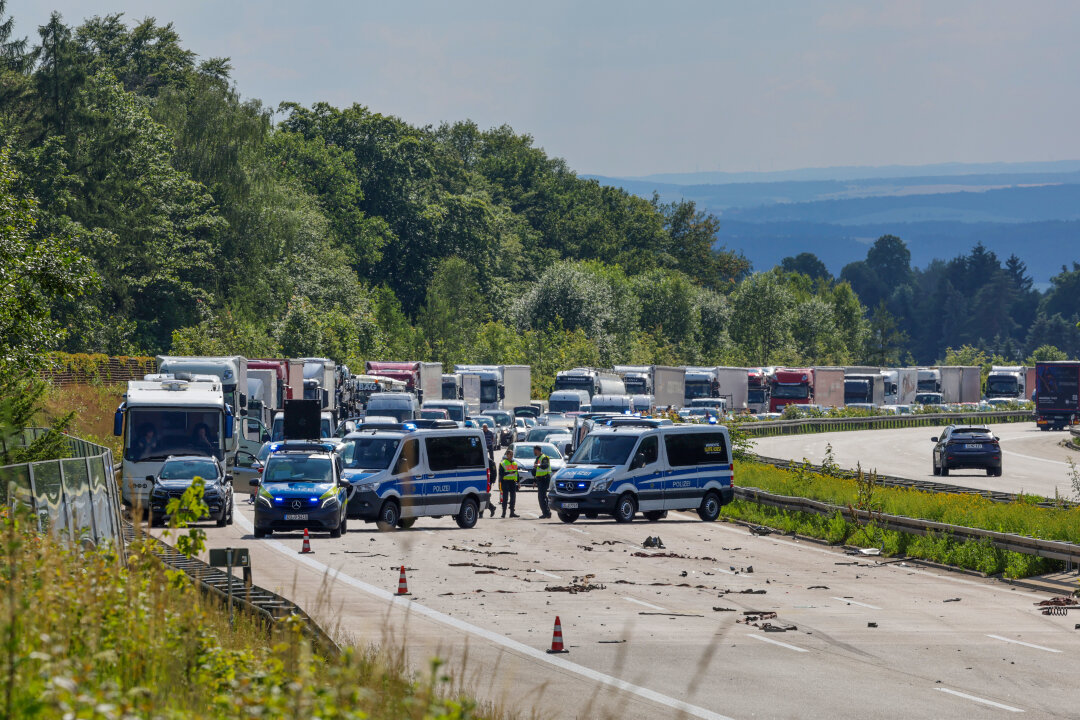 BMW war zu schnell: Schwerer Unfall auf der A4 sorgt für Rettungshubschraubereinsatz - Gegen 16.20 Uhr kam es am Mittwochnachmittag  zu einem schweren Unfall  auf der A4 in Richtung Dresden zwischen den Anschlussstellen Hohenstein-Ernstthal und Wüstenbrand. Foto: Andreas Kretschel