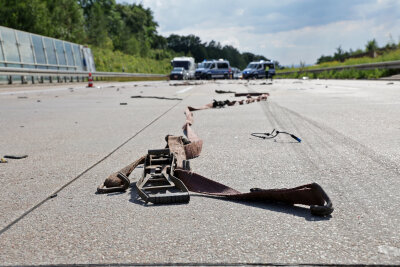 BMW war zu schnell: Schwerer Unfall auf der A4 sorgt für Rettungshubschraubereinsatz - Gegen 16.20 Uhr kam es am Mittwochnachmittag  zu einem schweren Unfall  auf der A4 in Richtung Dresden zwischen den Anschlussstellen Hohenstein-Ernstthal und Wüstenbrand. Foto: Andreas Kretschel