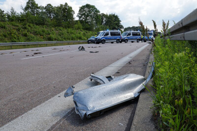 BMW war zu schnell: Schwerer Unfall auf der A4 sorgt für Rettungshubschraubereinsatz - Gegen 16.20 Uhr kam es am Mittwochnachmittag  zu einem schweren Unfall  auf der A4 in Richtung Dresden zwischen den Anschlussstellen Hohenstein-Ernstthal und Wüstenbrand. Foto: Andreas Kretschel