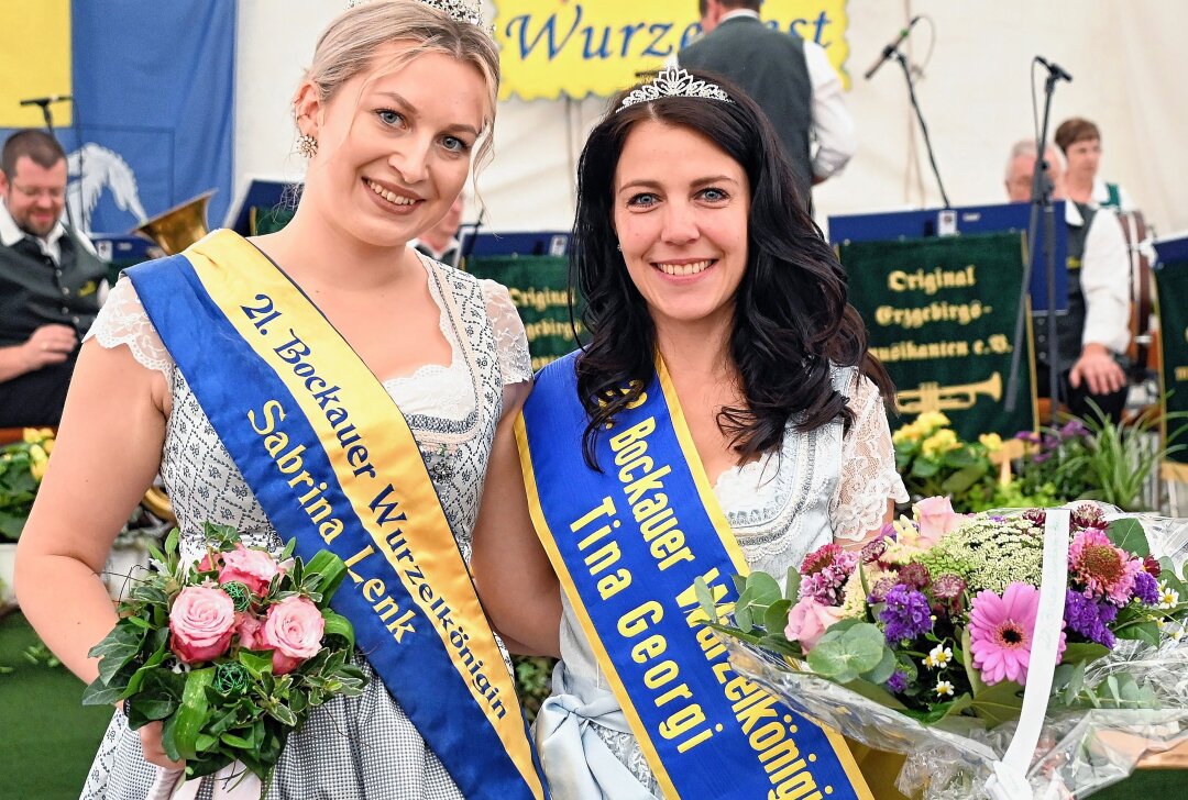 Bockauer laden zum 51. Wurzelfest ein - Die Krone hat Tina Georgi (re.) von Sabrina Lenk (li.) übernommen und jetzt ist sie diejenige, die das Amt weiterreicht. Foto: Ramona Schwabe