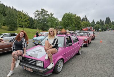 Bockauer laden zum 51. Wurzelfest ein - Zum Bergpreis gibts 140 Meldungen - letztes Jahr dabei waren die Schwestern Lucy (li.) und Cathleen Friedel aus Bockau. Foto: R. Wendland