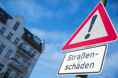 Bodenwelle: Gestürzter Radler klagt wegen Warnschildern - Noch vorsichtiger sein: Dieses Schild weist auf Straßenschäden hin.