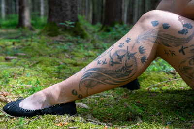 "Böhse Onkelz"-Tattoo mit 13 als Jugendsünde: Jessica aus Werdau hat 30 Tattoos - Die Schmerzen beim Tätowieren gehören für sie ebenso dazu wie die Kunst selbst.