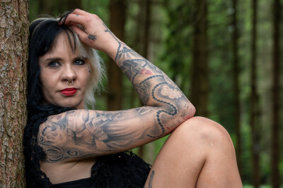 "Böhse Onkelz"-Tattoo mit 13 als Jugendsünde: Jessica aus Werdau hat 30 Tattoos - Die Schmerzen beim Tätowieren gehören für sie ebenso dazu wie die Kunst selbst.