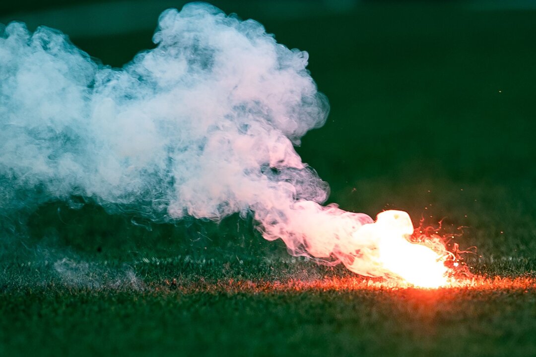 Böller-Würfe: Stockholmer Derby wird am Montag beendet - Nach dem Werfen von Böllern durch Fans von Djurgarden wurde das Stockholmer Derby unterbrochen.