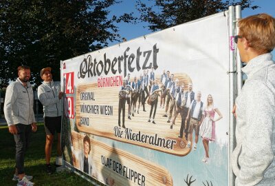 Börnichen feiert bald das "Oktoberfetzt": Großes Festzelt und prominente Gäste erwartet - Auf vielen Werbeplakaten im mittleren Erzgebirge prangt der neue Name "Oktoberfetzt". Foto: Andreas Bauer