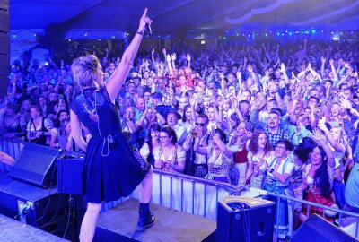 Börnichener feiern zum vorerst letzten Mal das "Oktoberfetzt" - Im Vorjahr war Anna-Maria Zimmermann der Stargast. Foto: Andreas Bauer