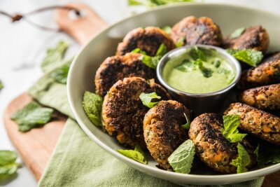 Bohne statt Wurst: So geht Leckeres aus pflanzlichen Zutaten - Sehen aus wie klassische Bouletten oder Frikadellen - doch die Bratlinge sind aus Quinoa.