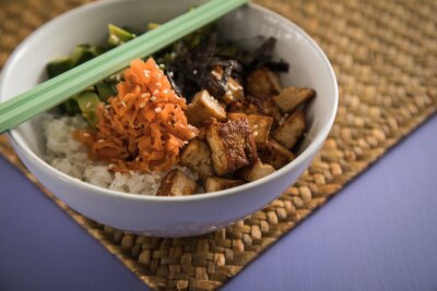 Bohne statt Wurst: So geht Leckeres aus pflanzlichen Zutaten - Poke Bowls gibt es meist mit Hähnchen-, Lachs- oder Thunfisch-Würfeln. Mit Tofu-Würfeln werden sie eine leckere vegane Speise. 