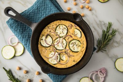 Bohne statt Wurst: So geht Leckeres aus pflanzlichen Zutaten - Socca ist eine südfranzösische Fladenbrot-Spezialität. Hier ist die Socca-Pizza aus Kichererbsenmehl mit Zucchini, Rosmarin und roten Zwiebeln belegt. 