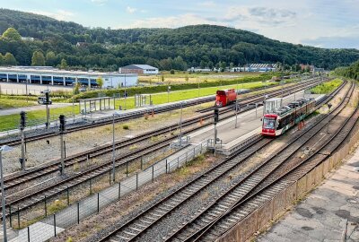 Bombendrohung in Aue: Bahnhofsbrücke kurzzeitig gesperrt - Die Bahnhofsbrücke und die Fußgängerunterführung am Auer Bahnhof wurden am Mittwochabend vorübergehend gesperrt, nachdem eine Bombendrohung gemeldet wurde. Foto: Daniel Unger