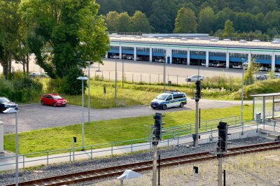 Die Bahnhofsbrücke und die Fußgängerunterführung am Auer Bahnhof wurden am Mittwochabend vorübergehend gesperrt, nachdem eine Bombendrohung gemeldet wurde. Foto: Daniel Unger