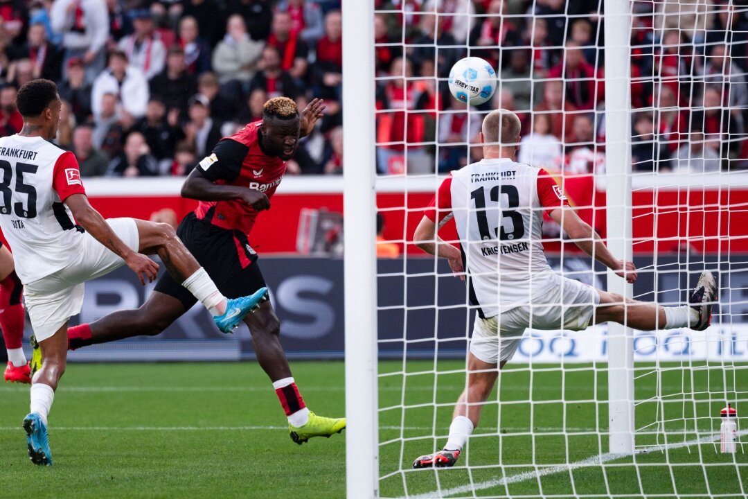 Boniface rettet Bayer 2:1-Sieg im Top-Duell mit Frankfurt - Victor Boniface (M.) erzielte den Siegtreffer für Bayer.