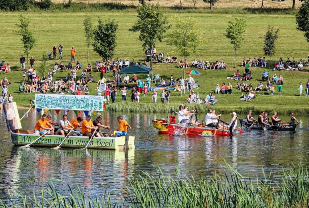 Bootsbauer für das Rennen auf dem Bierwiesenteich gesucht - Das Siegerboot des Dorfclubs Hallbach (links) verdeutlicht noch einmal die Vereinigung von Olbernhau mit Pfaffroda und seinen Ortsteilen. Deshalb wurde der Fries, der einst das Pfaffrodaer Amtsblatt zierte, um Olbernhau verlängert. Foto: Jan Görner