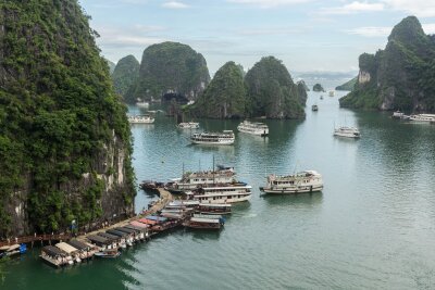 Bootstour durch's Welterbe: Im Delta des Roten Flusses - Das Original liegt am Meer: die Halong-Bucht mit ihren berühmten Felsen.