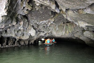 Bootstour durch's Welterbe: Im Delta des Roten Flusses - Hier heißt es, die Köpfe einzuziehen: Einfahrt der Höhle Hang Thánh Trượt.