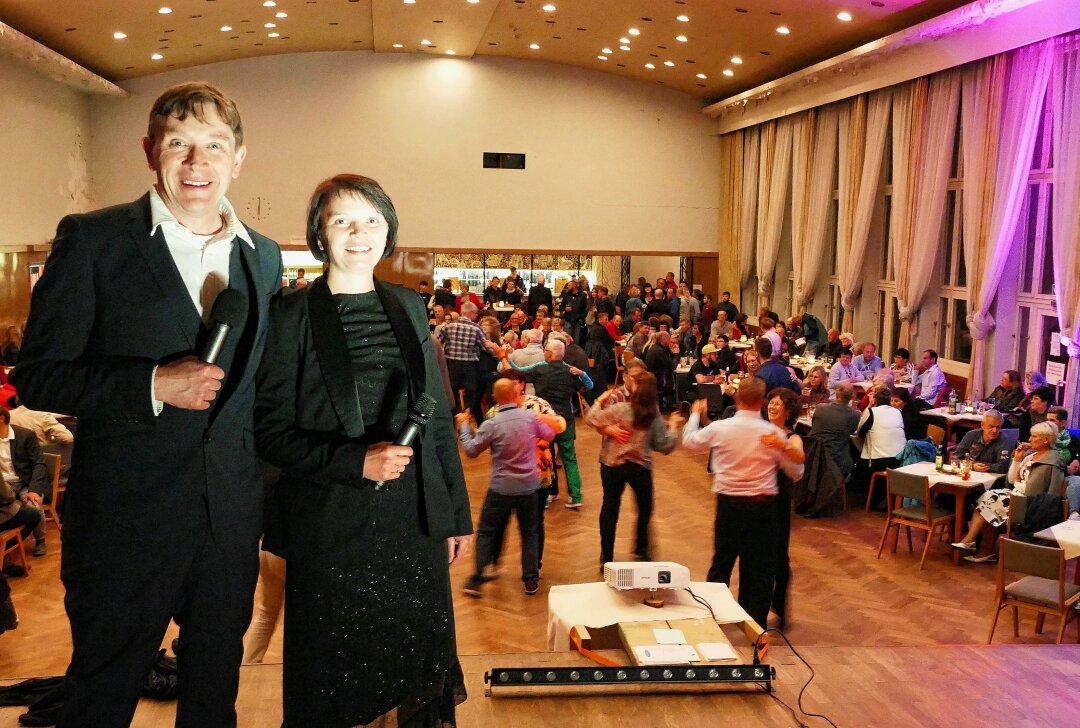 Borstendorfer Kulturhaus erweckt aus Dornröschenschlaf - Als Moderatoren führten Dirk Wolf und Nicole Dähne durch den Abend. Foto: Andreas Bauer.