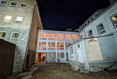 Borstendorfer Kulturhaus erweckt aus Dornröschenschlaf - Oben im Veranstaltungssaal herrschte dichtes Gedränge. Foto: Andreas Bauer