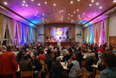 Borstendorfer Kulturhaus erweckt aus Dornröschenschlaf - Mehr als 300 Gäste folgten der Einladung des Fördervereins. Foto: Andreas Bauer