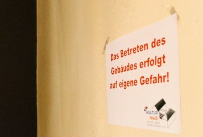 Borstendorfer Kulturhaus erweckt aus Dornröschenschlaf - Dieser Hinweis durfte nicht fehlen. Foto: Andreas Bauer