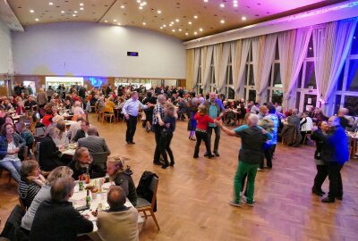 Borstendorfer Kulturhaus erweckt aus Dornröschenschlaf - Schon nach kurzer Zeit war die Tanzfläche gut gefüllt. Foto: Andreas Bauer