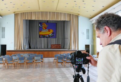 Borstendorfer Kulturhaus für Lost-Places-Fans ein "echtes Juwel" - Vor allem in großen Veranstaltungssaal wurde der DDR-Charakter des Objekts deutlich. Foto: Andreas Bauer