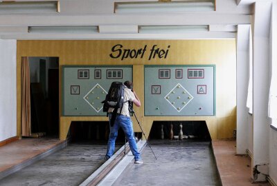 Borstendorfer Kulturhaus für Lost-Places-Fans ein "echtes Juwel" - Auch auf der Kegelnbahn wurde eifrig fotografiert. Foto: Andreas Bauer