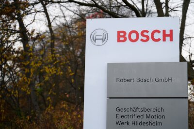 Bosch setzt Rotstift an - 5.550 Stellen sollen wegfallen - Weil die Autohersteller weniger Teile für E-Autos kaufen, will Bosch auch in Hildesheim Jobs streichen.