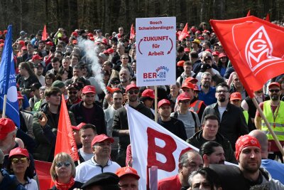 Bosch setzt Rotstift an - 5.550 Stellen sollen wegfallen - Beschäftigte protestierten schon im Frühjahr gegen die Sparpläne bei Bosch - nun hat der Betriebsrat erneut Widerstand angekündigt. (Archivbild)