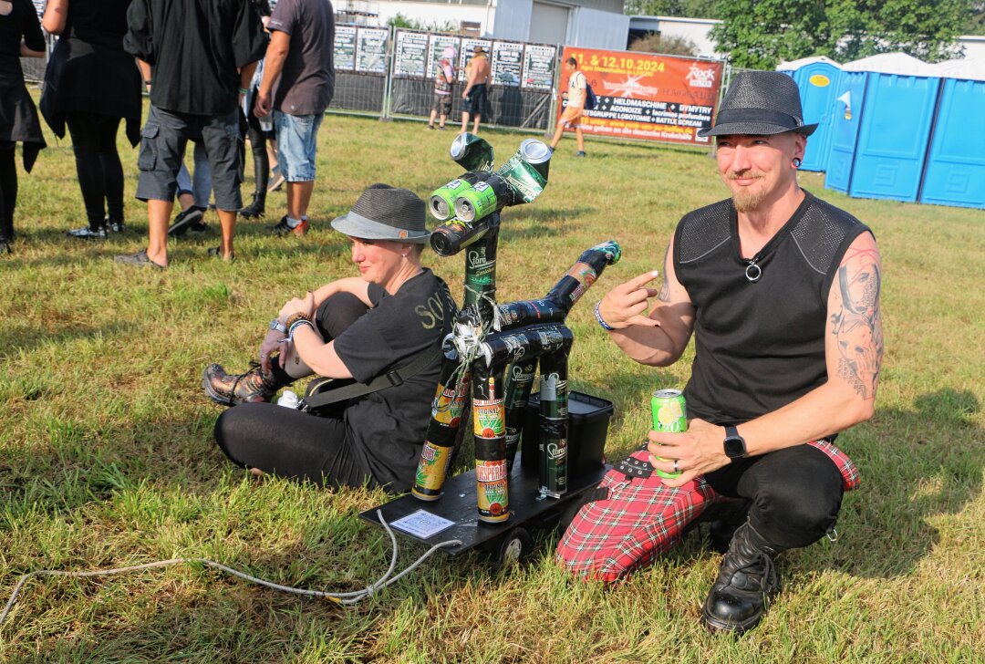 Botschaften und viel Musik: Das Open Air wo einst Rammstein als Newcomer die Bühne rockten... - Robert Schmidt aus Kirchberg hatte seinen "reinrassigen Mischling"vom vorigen Jahr mit. Foto: Simone Zeh